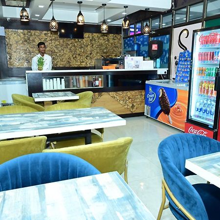 Hotel Sgt Plaza Varanasi Bagian luar foto