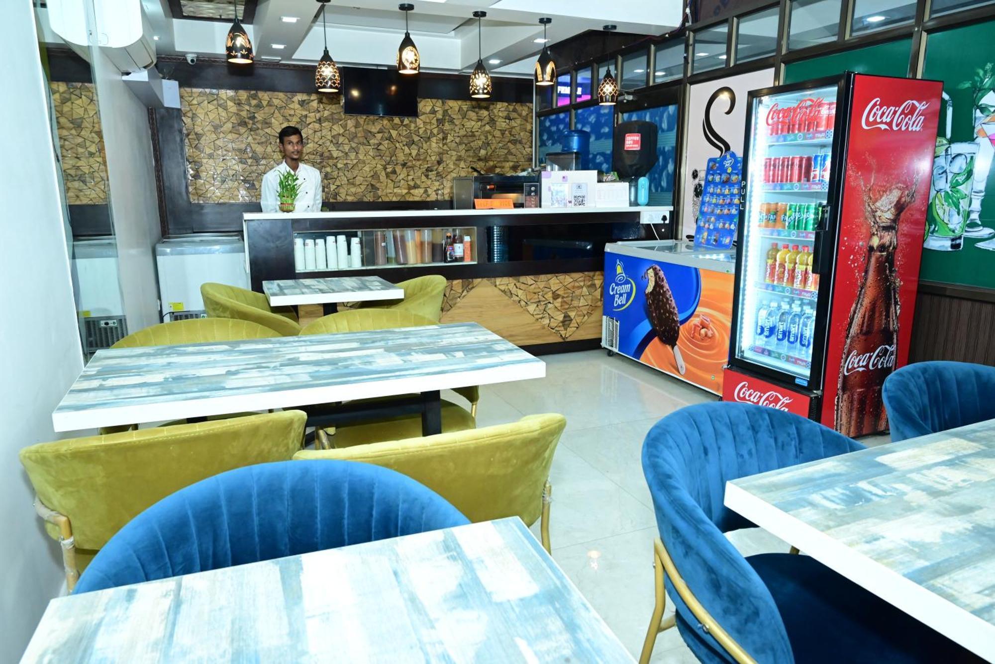 Hotel Sgt Plaza Varanasi Bagian luar foto