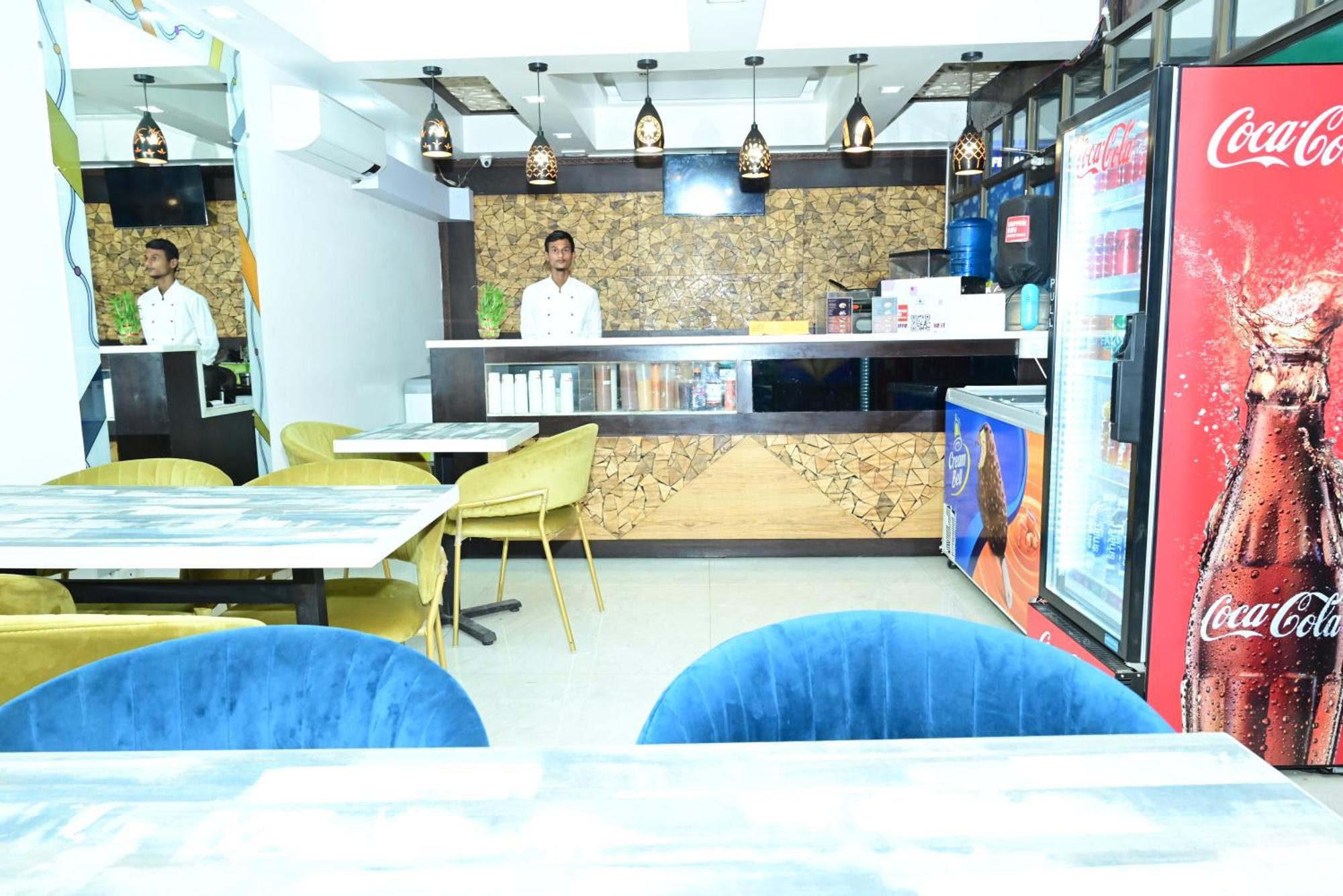 Hotel Sgt Plaza Varanasi Bagian luar foto
