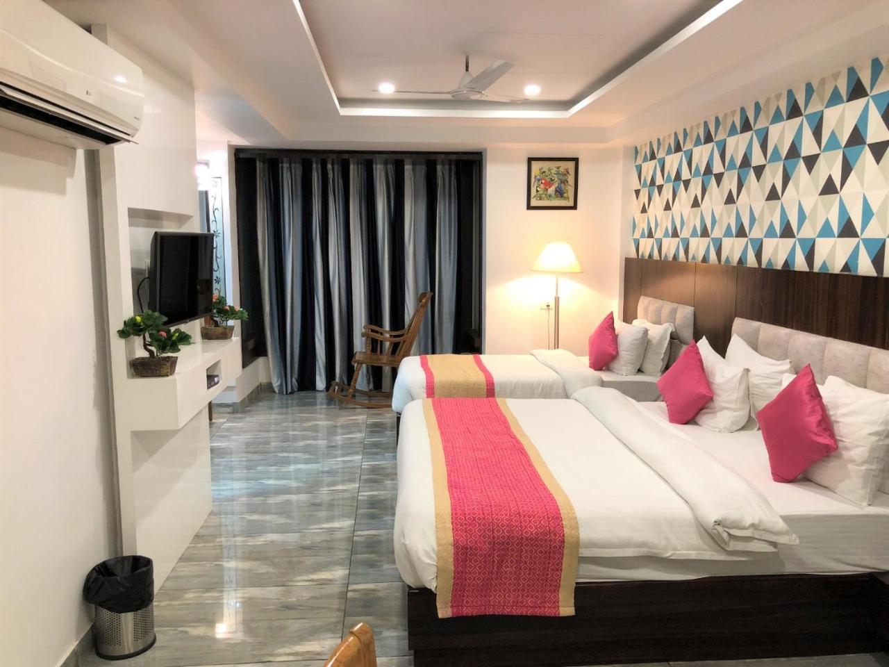 Hotel Sgt Plaza Varanasi Bagian luar foto