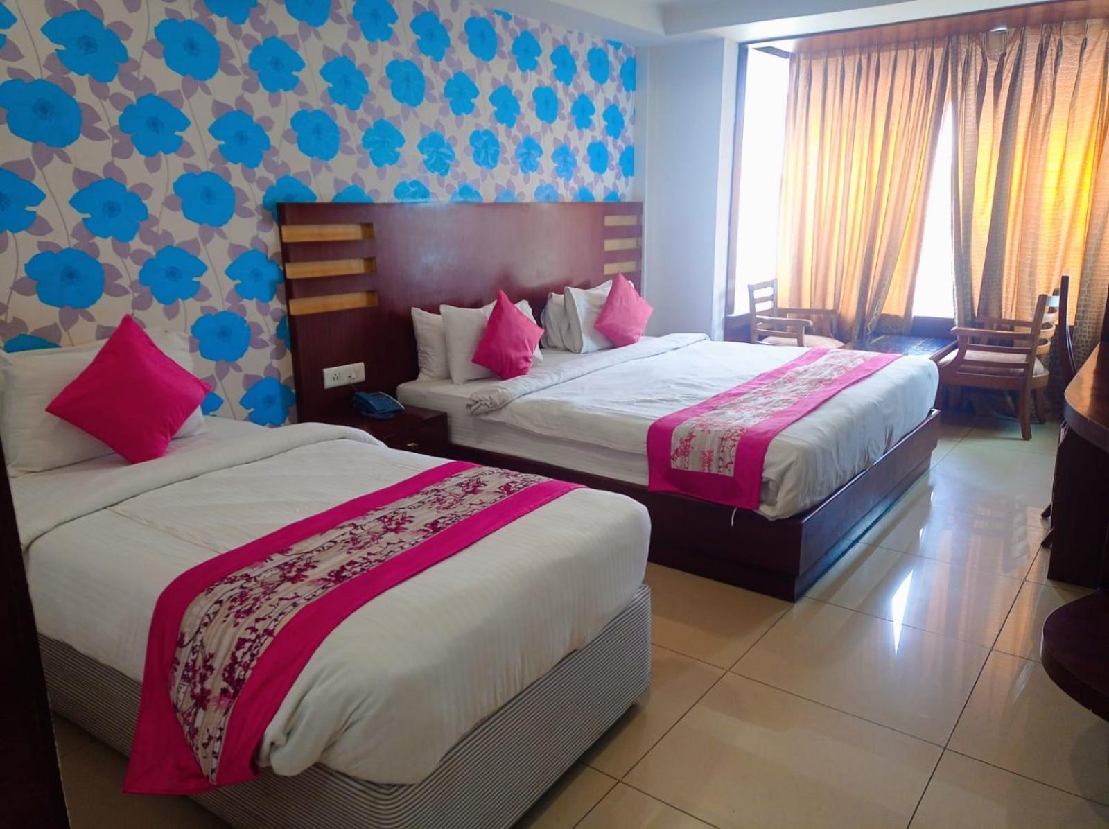 Hotel Sgt Plaza Varanasi Bagian luar foto