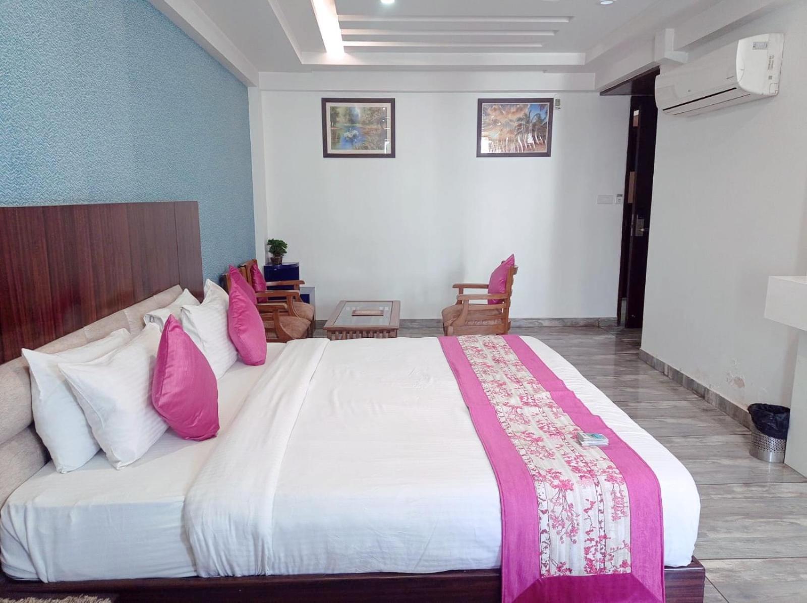 Hotel Sgt Plaza Varanasi Bagian luar foto