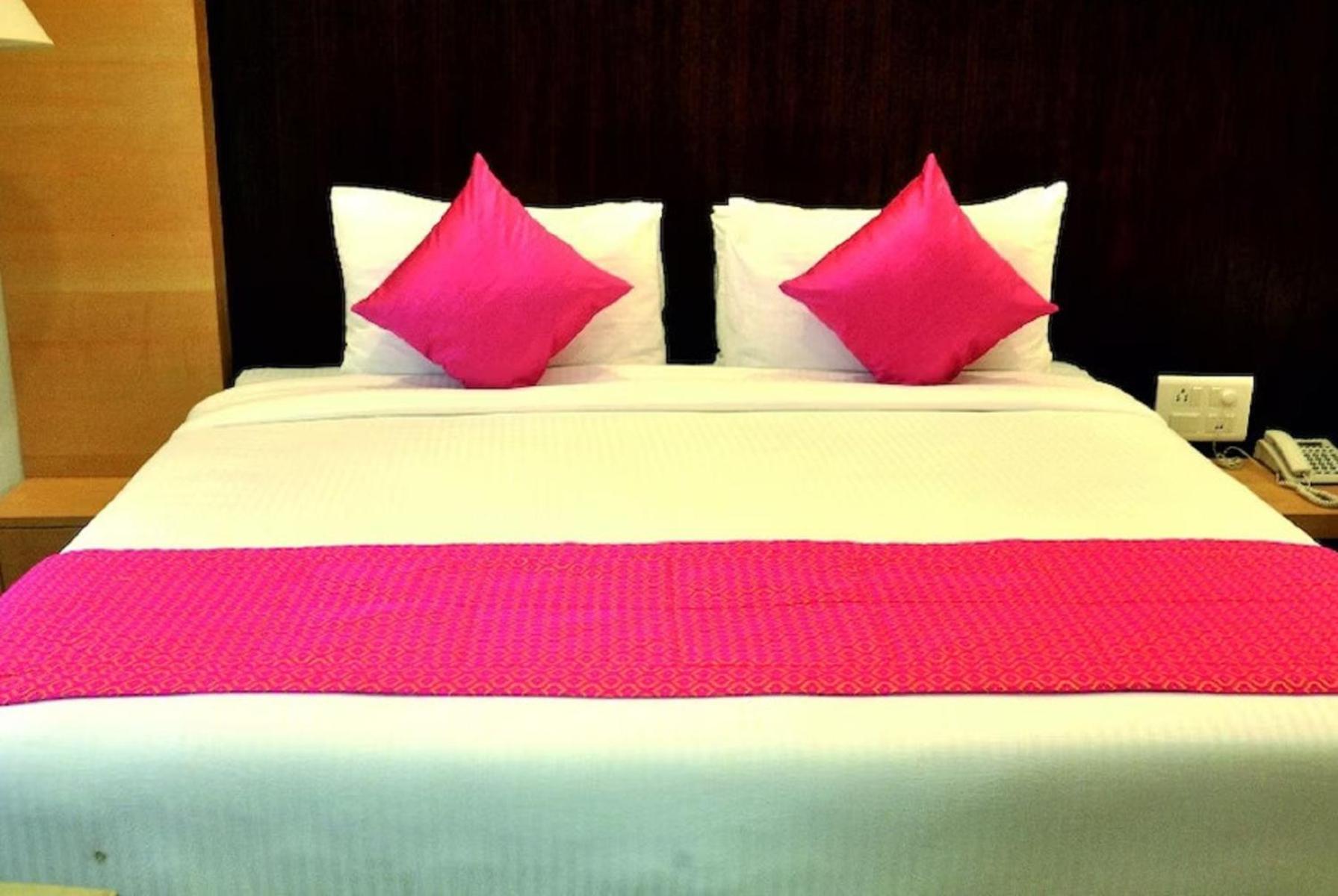 Hotel Sgt Plaza Varanasi Bagian luar foto