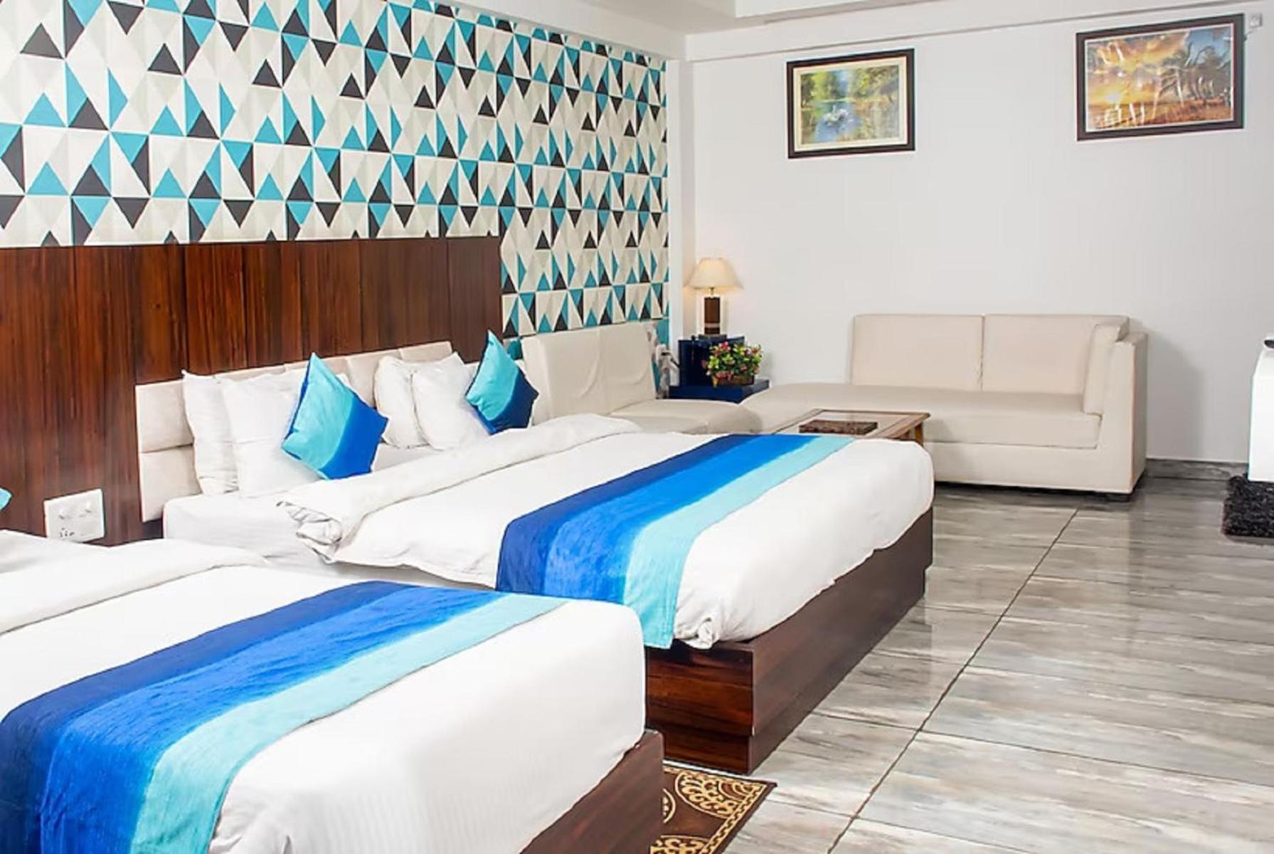 Hotel Sgt Plaza Varanasi Bagian luar foto