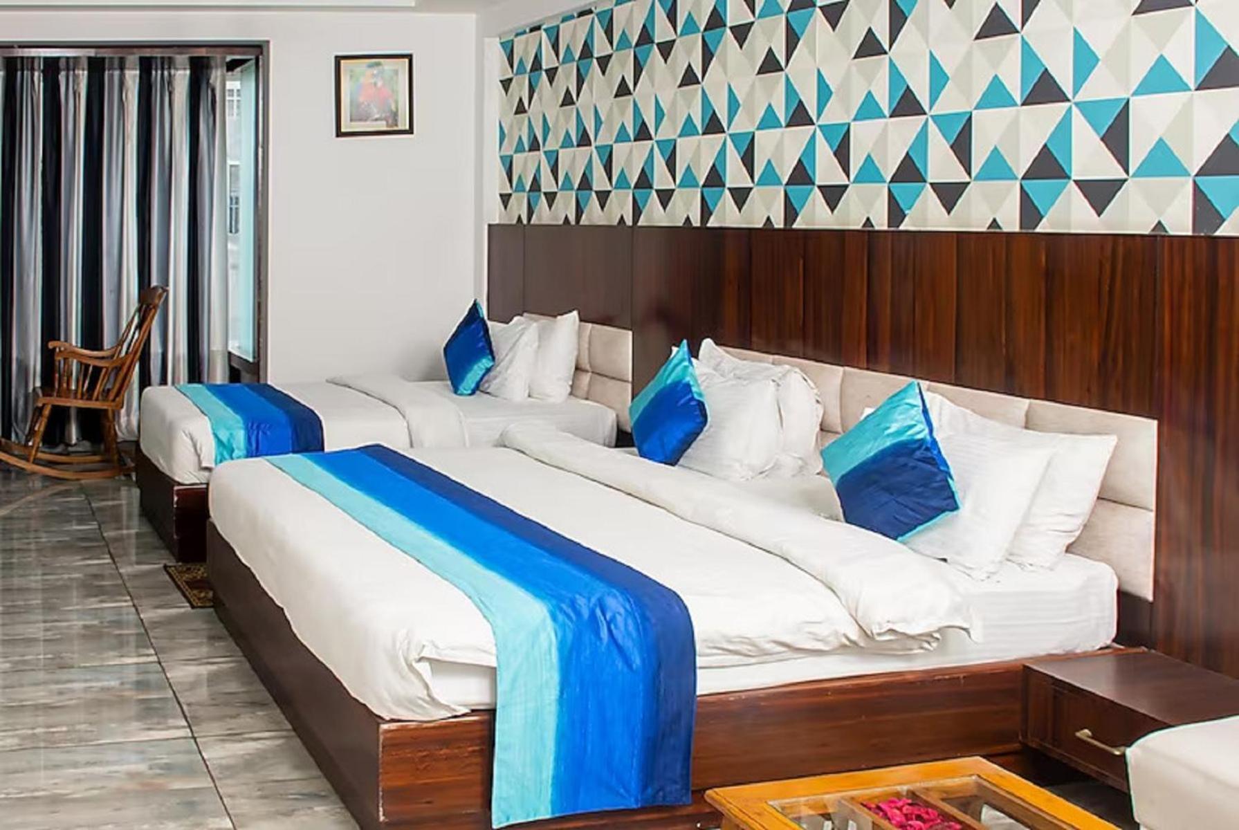 Hotel Sgt Plaza Varanasi Bagian luar foto