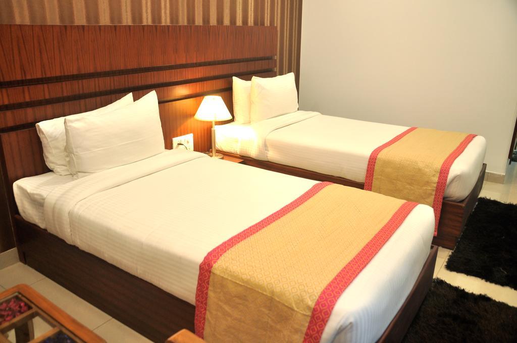 Hotel Sgt Plaza Varanasi Bagian luar foto