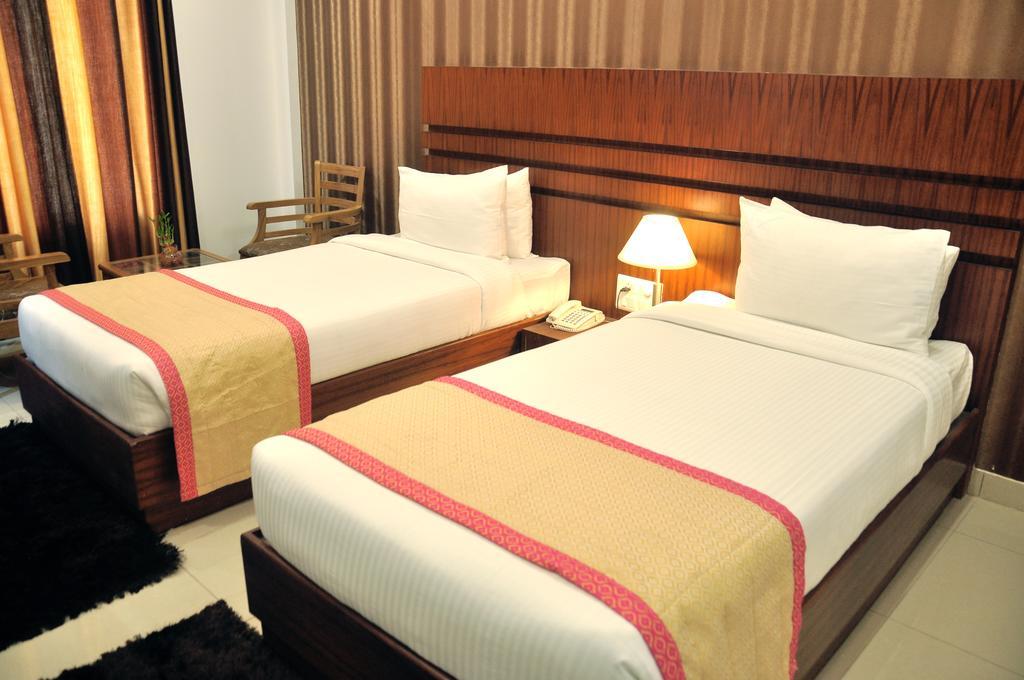 Hotel Sgt Plaza Varanasi Bagian luar foto