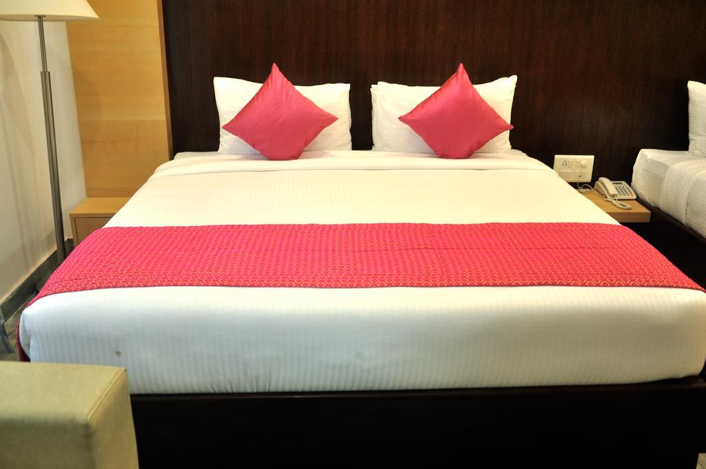 Hotel Sgt Plaza Varanasi Bagian luar foto