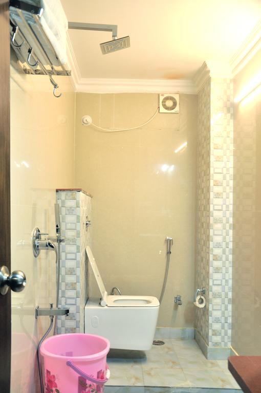 Hotel Sgt Plaza Varanasi Bagian luar foto