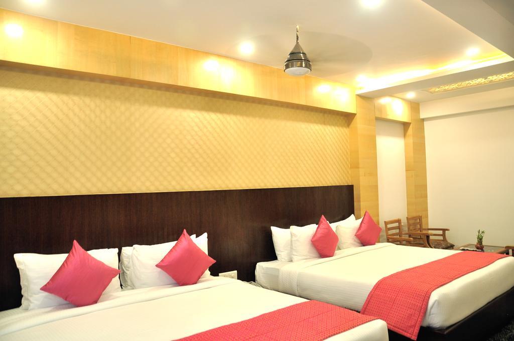 Hotel Sgt Plaza Varanasi Bagian luar foto