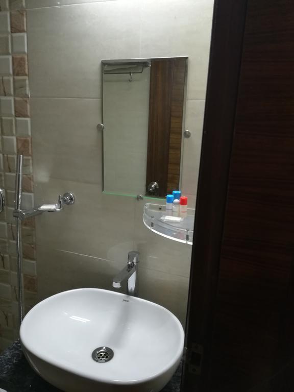 Hotel Sgt Plaza Varanasi Bagian luar foto