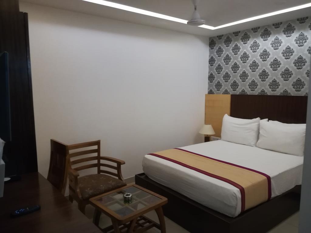 Hotel Sgt Plaza Varanasi Bagian luar foto