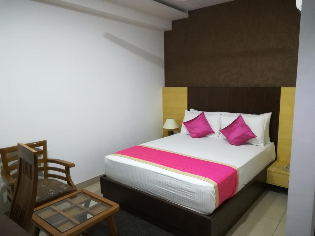 Hotel Sgt Plaza Varanasi Bagian luar foto