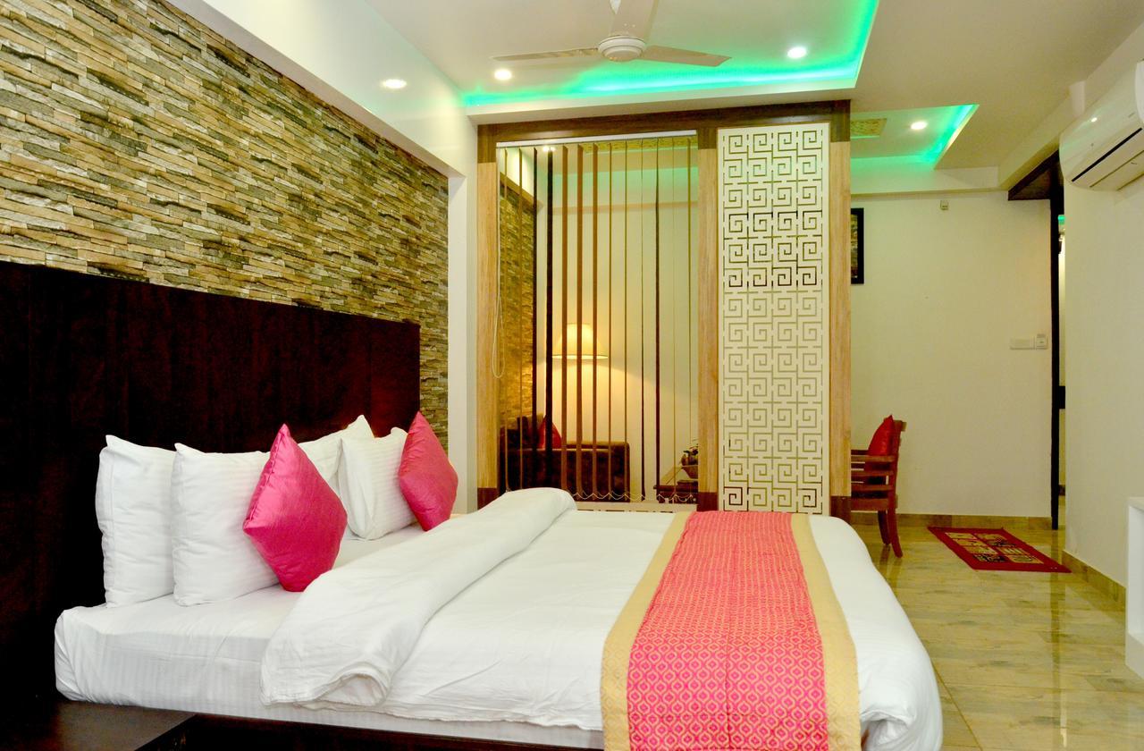 Hotel Sgt Plaza Varanasi Bagian luar foto