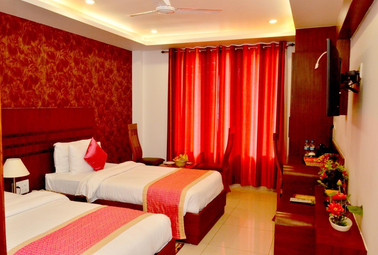 Hotel Sgt Plaza Varanasi Bagian luar foto